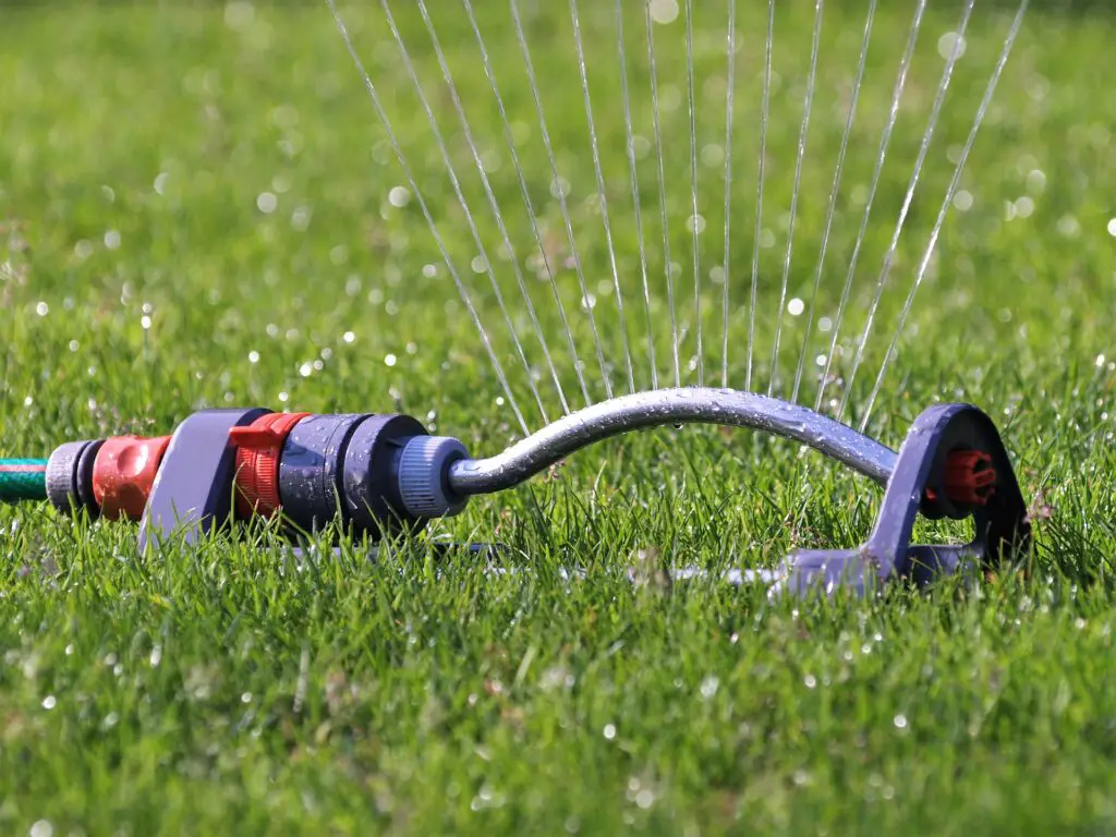 lawn sprinkler to water lawn grass in hot weather